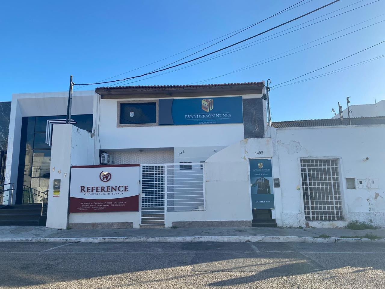 Fachada do escritório de Petrolina, com a placa Evanderson Nunes sobre a entrada do número 149B