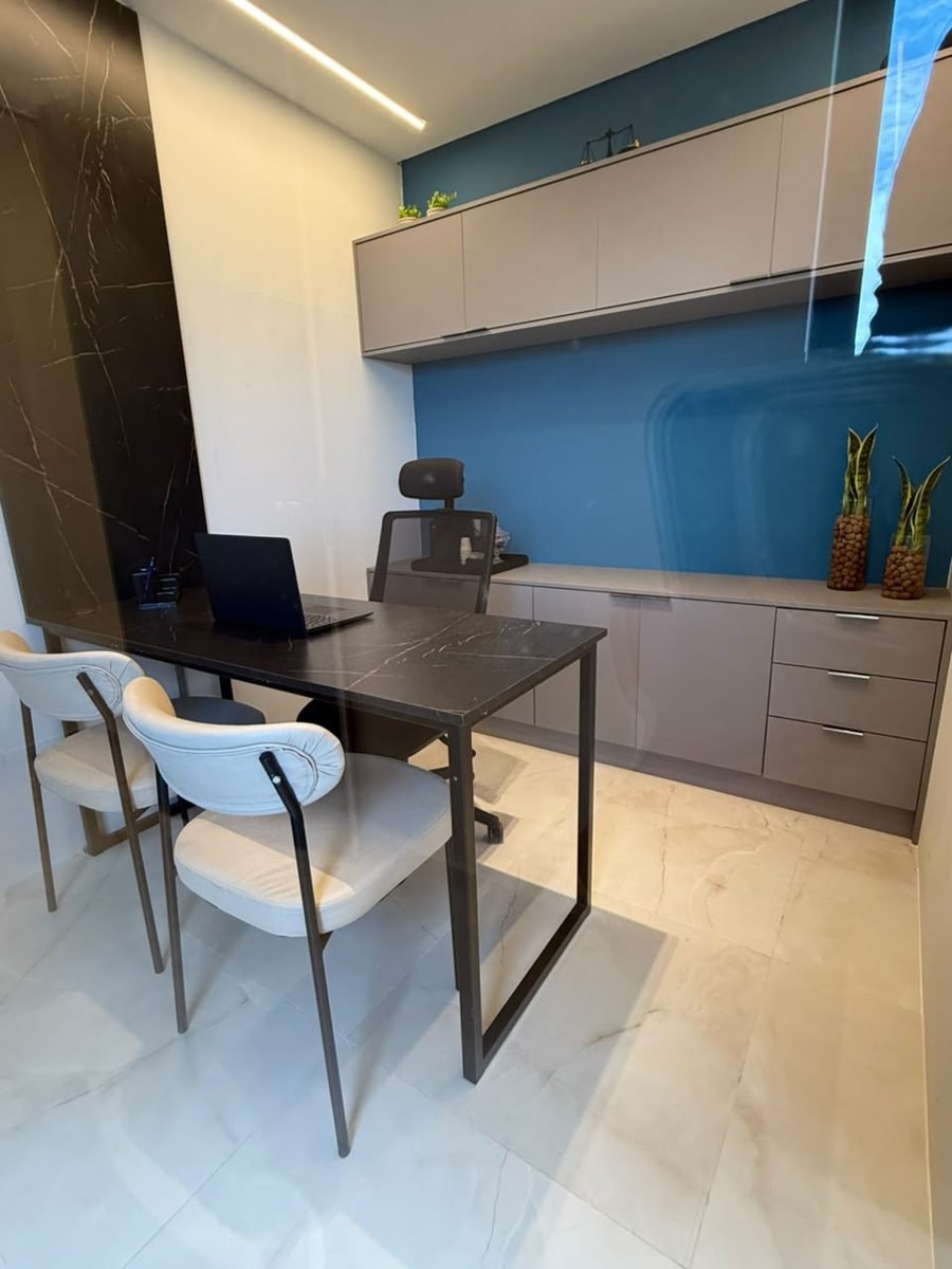 Sala de atendimento com mesa de reunião